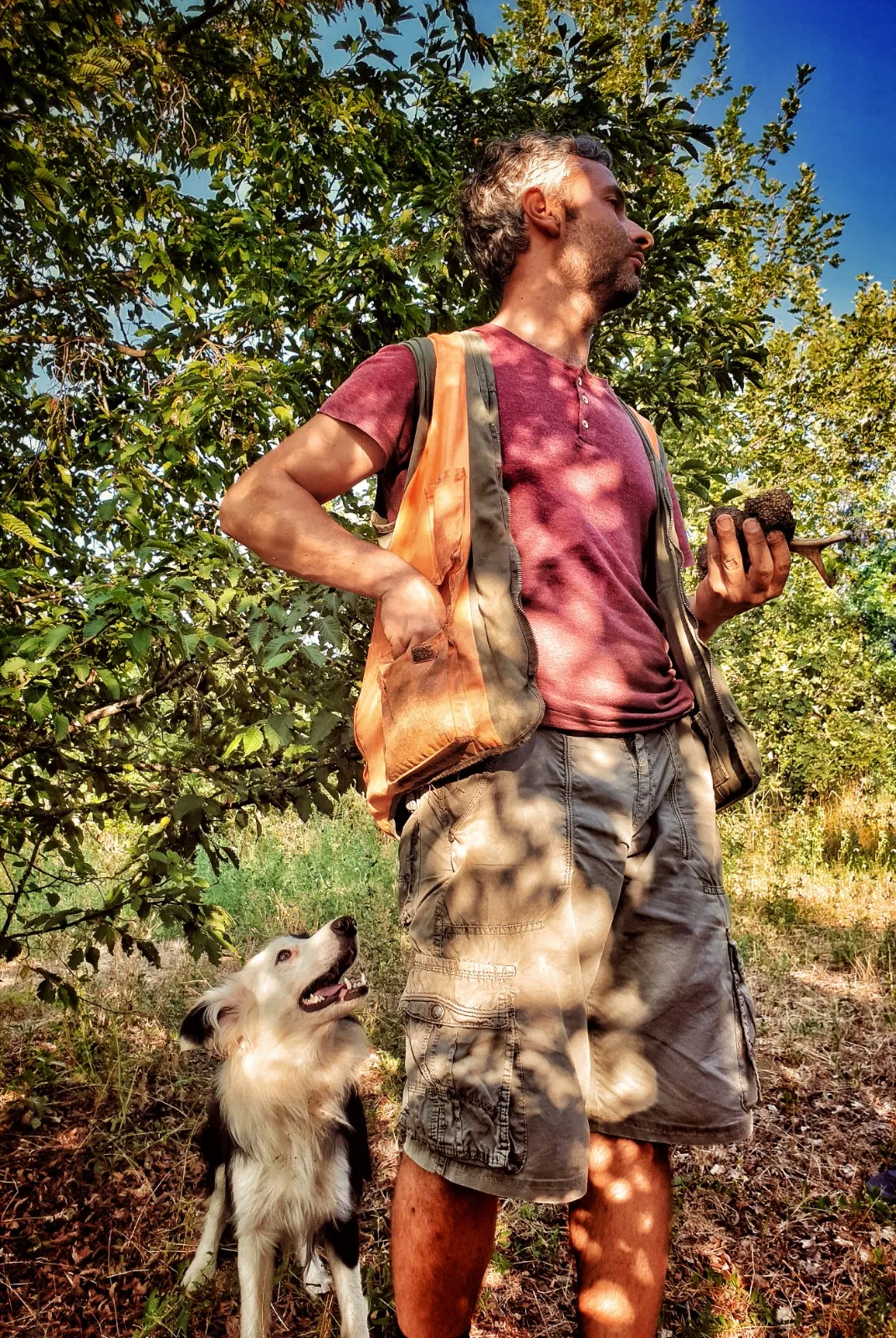 Alex nel bosco con il cane e un tartufo in mano