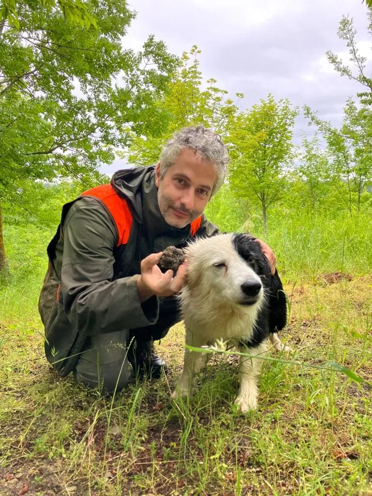 Alex con il suo cane e un tartufo appena trovato