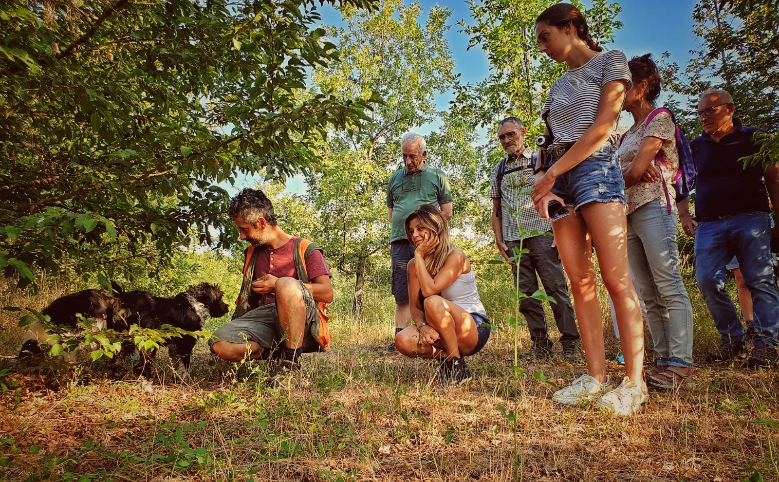 Gruppo durante la ricerca nel bosco